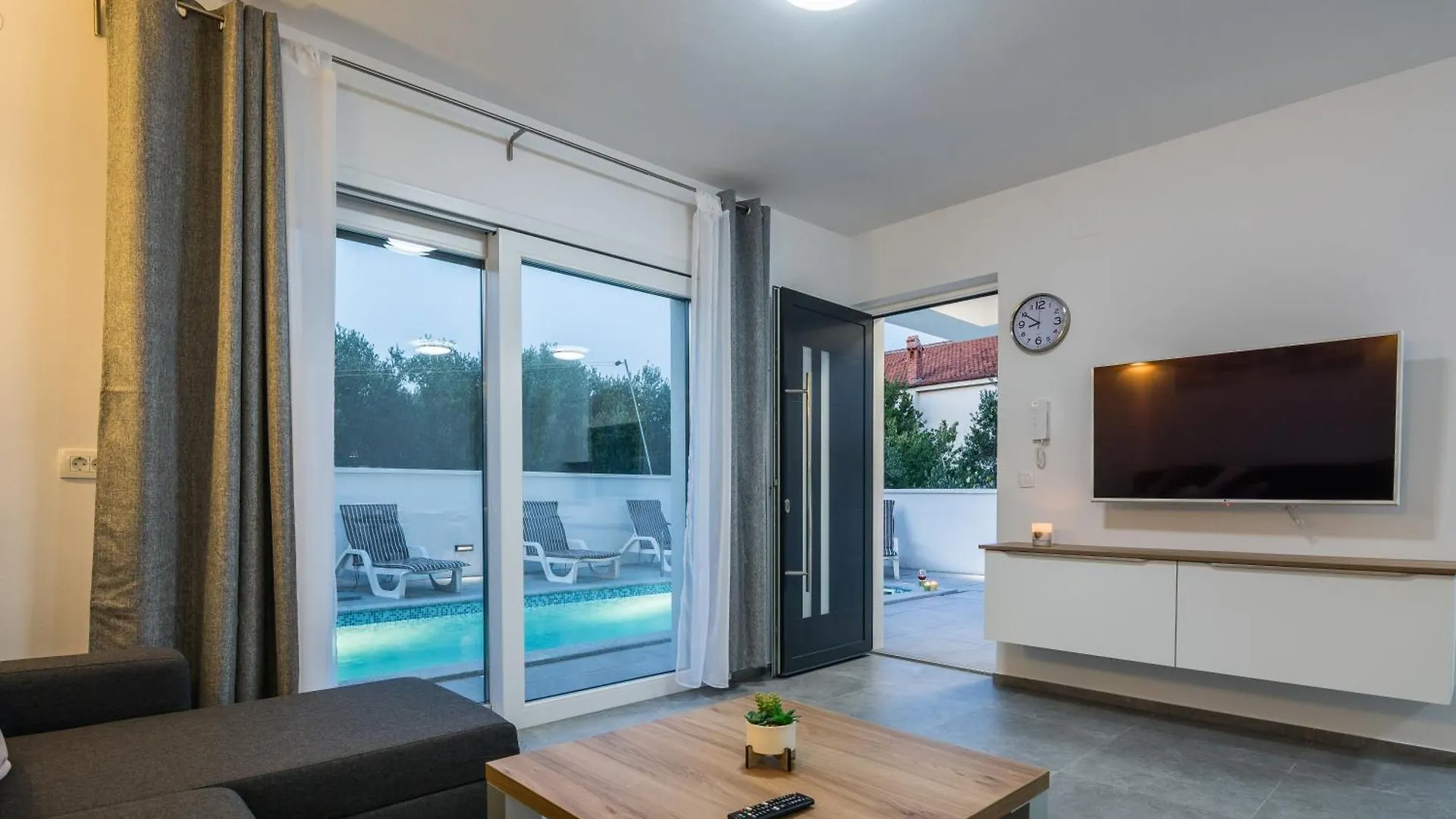 Apartments Spanic Haus Mit Pool 비르
